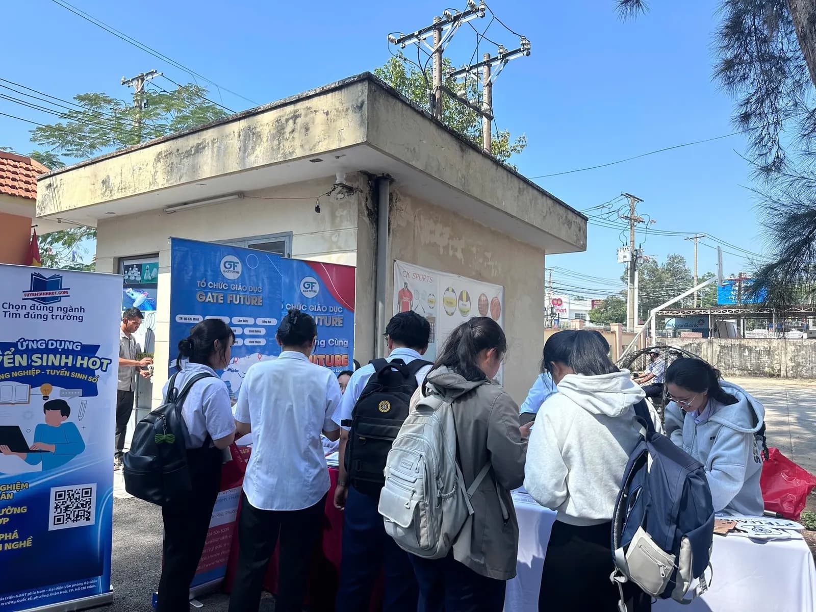 Học sinh vây quanh gian tư vấn của Gate Future ngoài sân trường