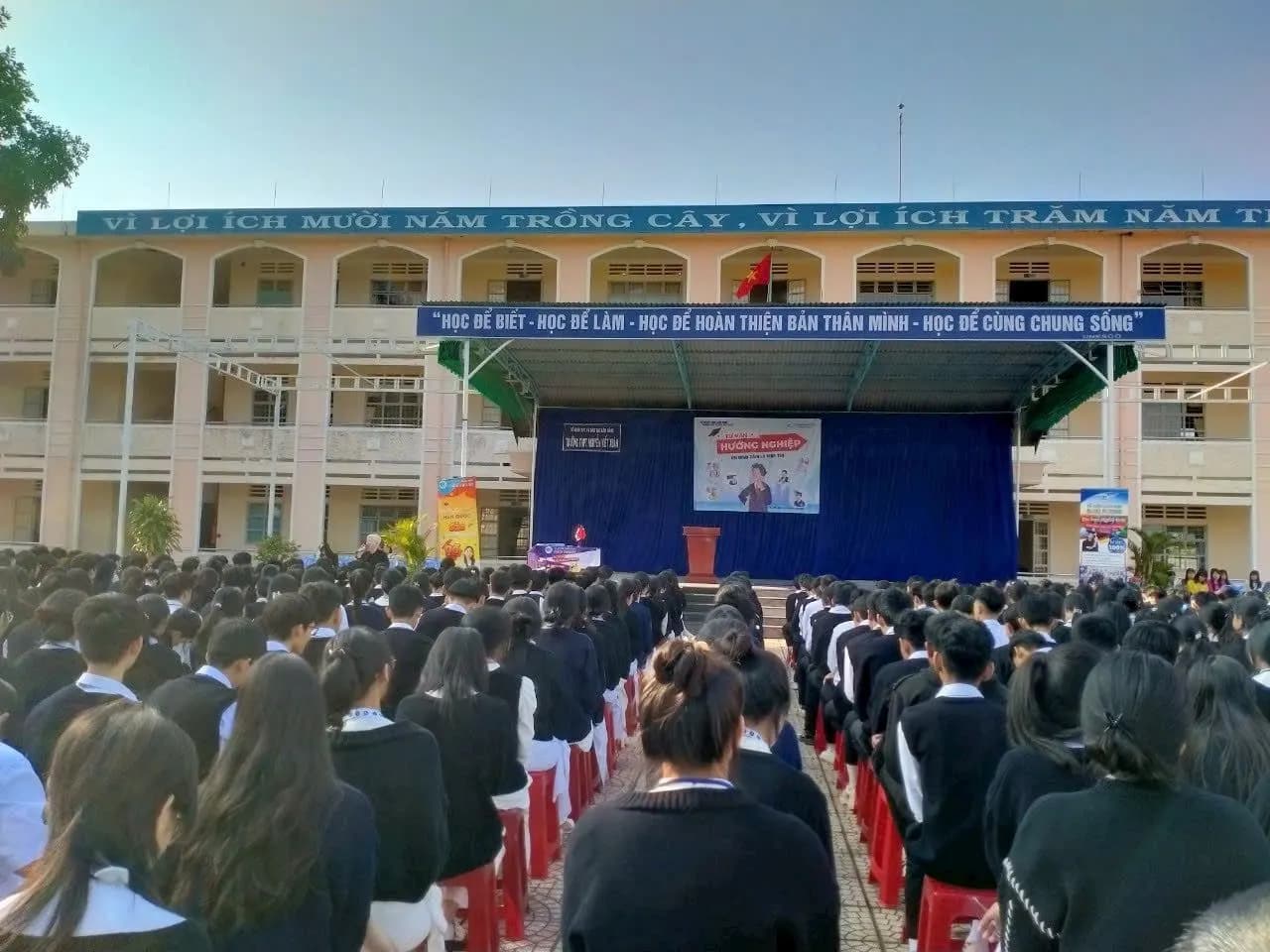 Học sinh ngồi kín sân trường trước sân khấu chương trình tư vấn hướng nghiệp