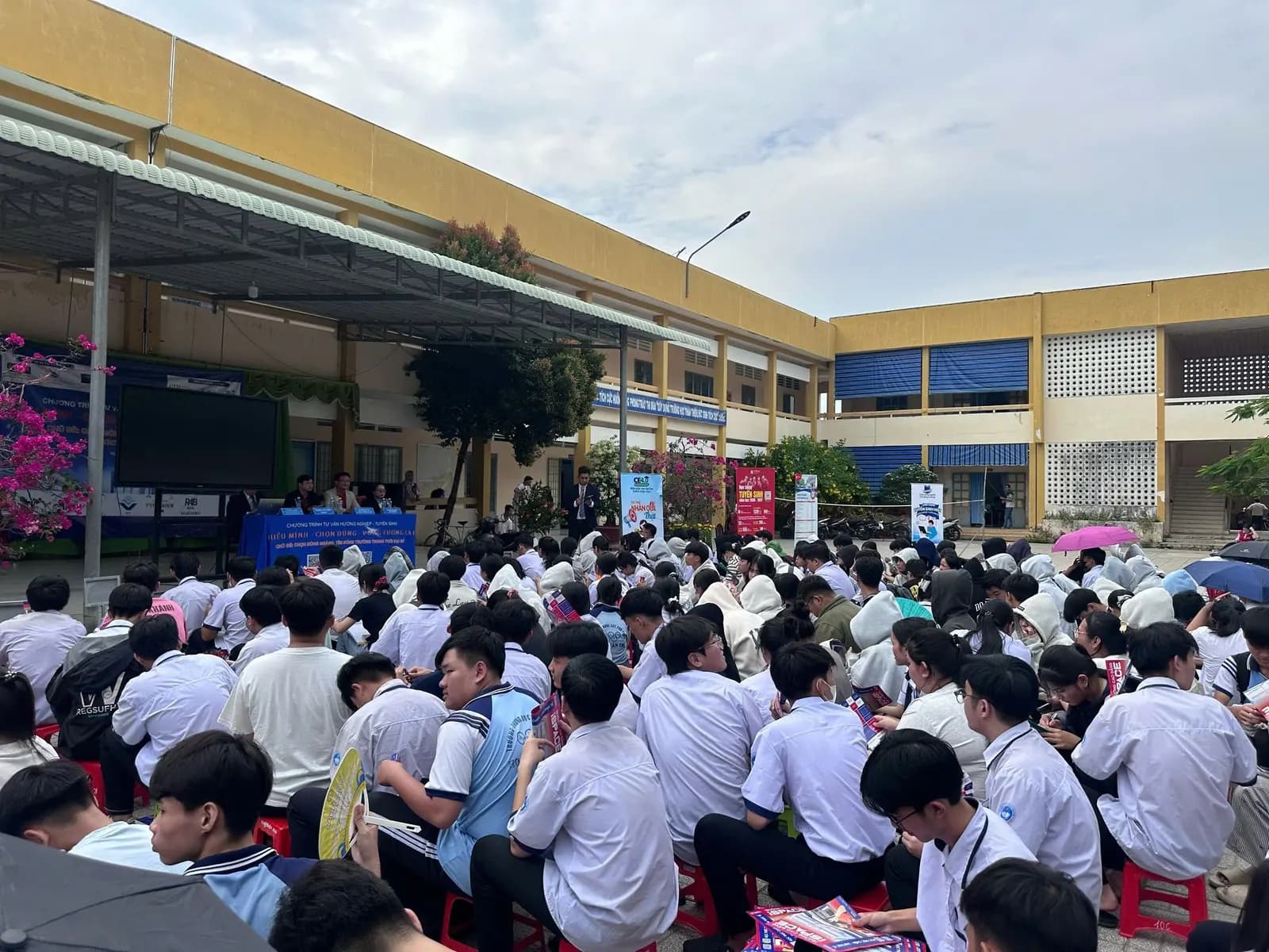 Học sinh ngồi kín sân trường trong chương trình tư vấn hướng nghiệp của Gate Future