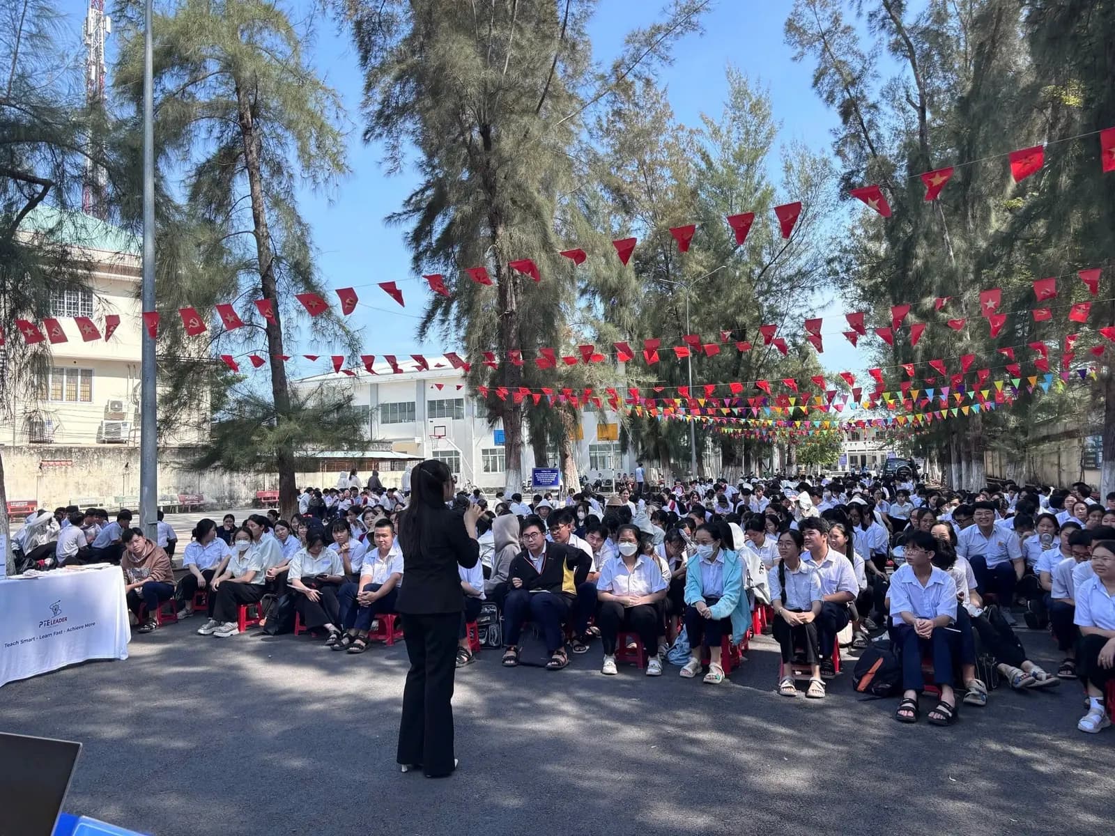 Sân trường rợp cờ, hàng trăm học sinh dự buổi tư vấn hướng nghiệp