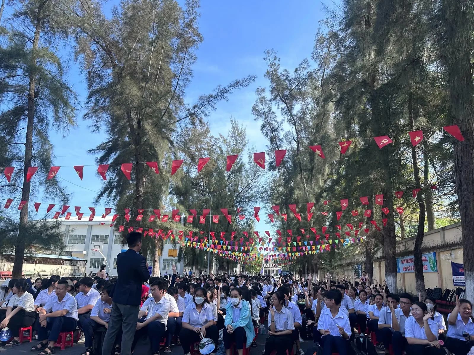 Học sinh toàn trường ngồi kín sân trong buổi hướng nghiệp ngoài trời