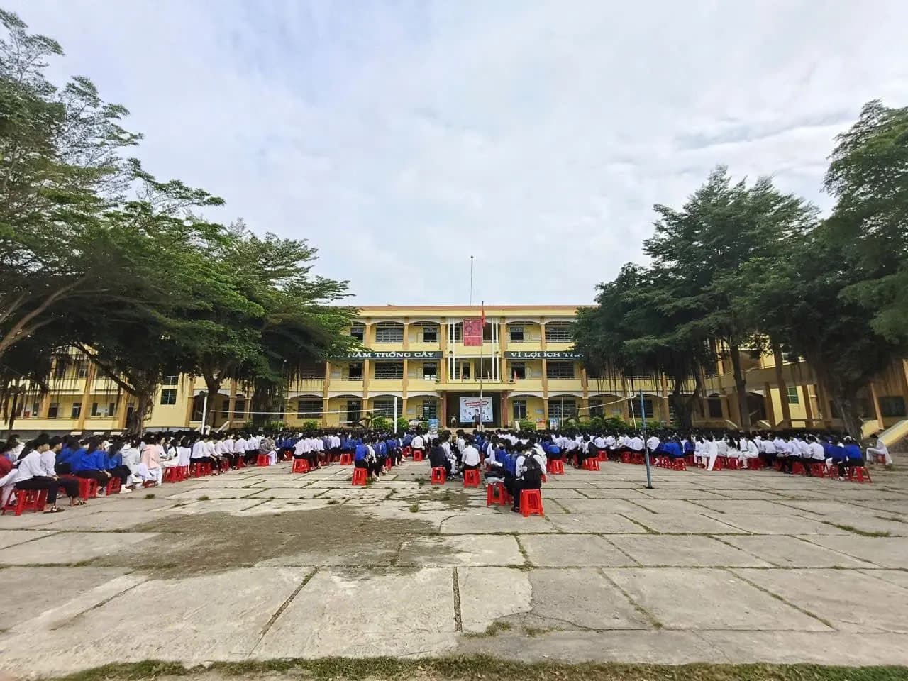 Học sinh ngồi thành vòng cung rộng trước dãy phòng học