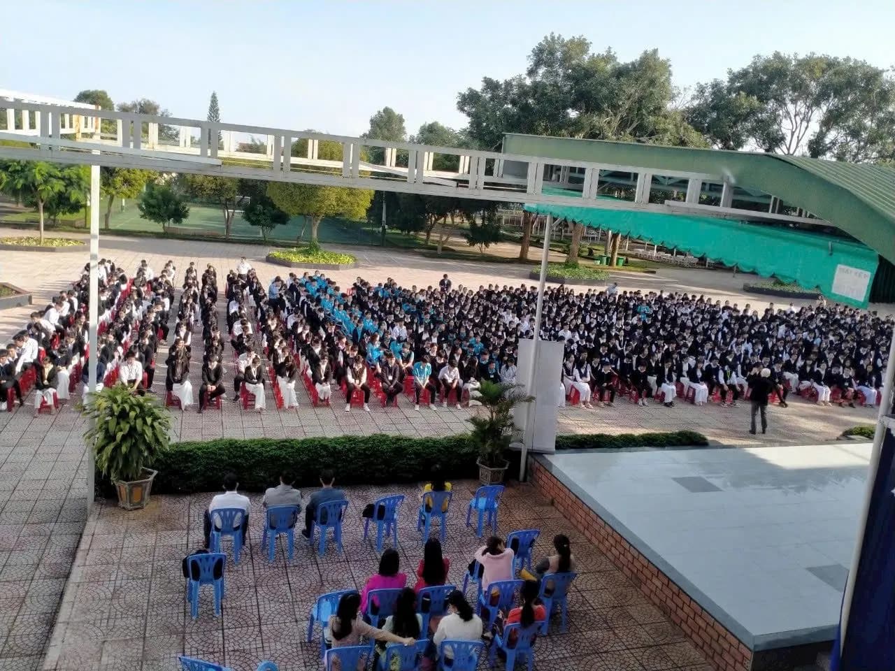 Nhìn từ trên cao: học sinh ngồi thành hàng lối kín sân trường